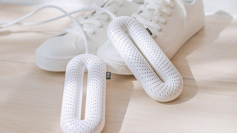 DRYVA Dryer med vita sneakers i hall